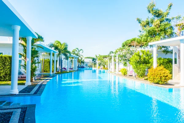 Hermosa piscina exterior de lujo — Foto de Stock