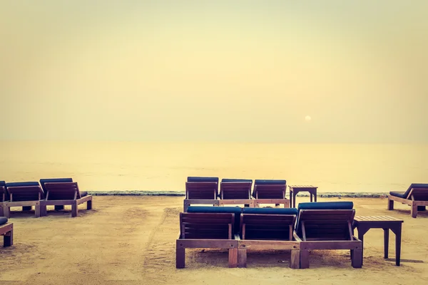 Lege stoelen op strand met zonsondergang tijd — Stockfoto
