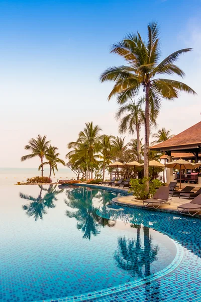 Hermosa piscina de lujo —  Fotos de Stock