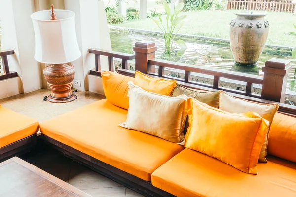 Порожній дерев'яний диван і стілець — стокове фото