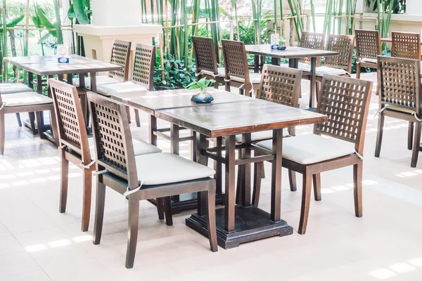 Boş masa ve sandalye