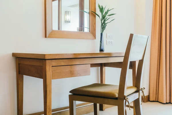 Mesa y silla de madera en el salón —  Fotos de Stock