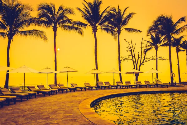 Siluetleri lüks şemsiyeleri ve sandalyeler