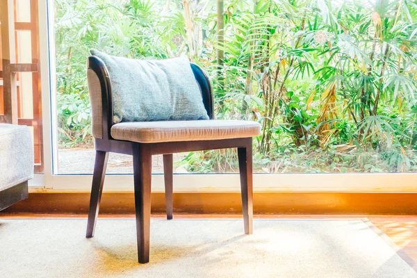 oturma odasında kanepede yastık