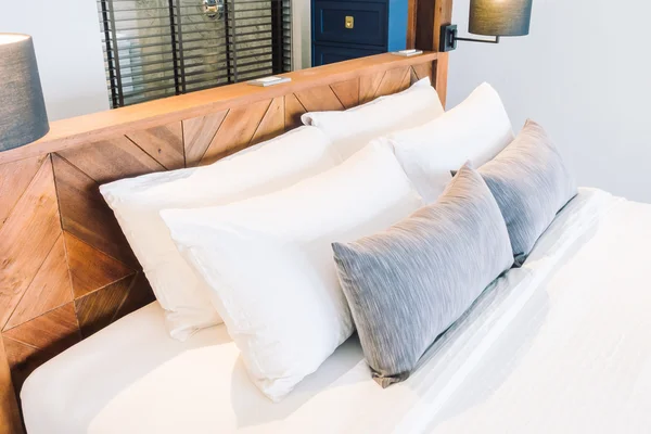 Almohada blanca en la cama —  Fotos de Stock