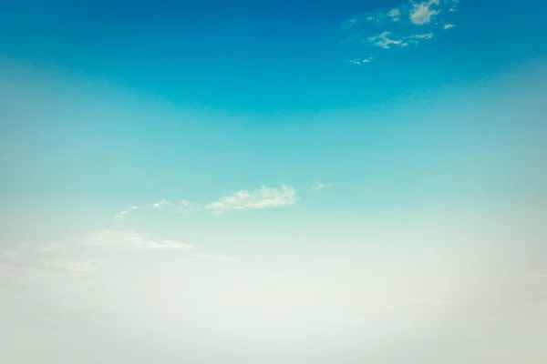 青い空を背景にビンテージの雲 — ストック写真