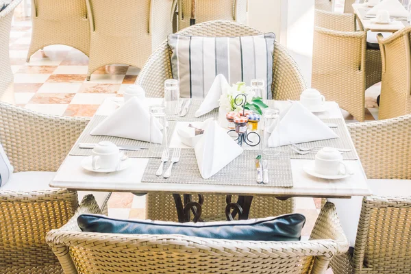 Boş masa ve sandalyeler yemek için ayarlama