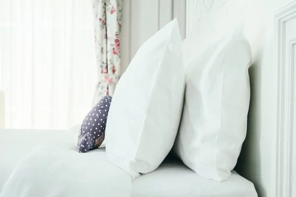 Schönes weißes Luxuskissen auf dem Bett — Stockfoto