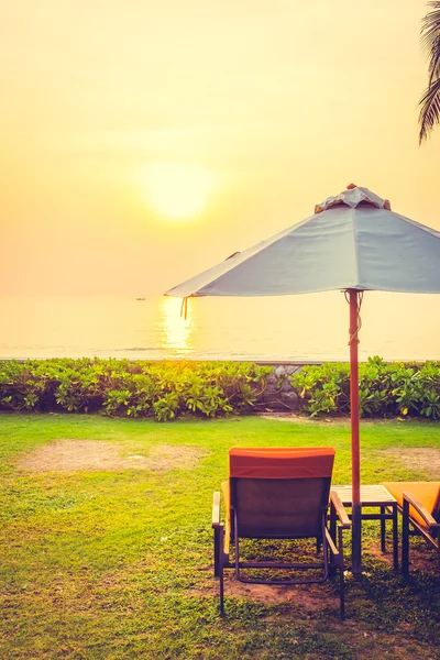 Empty umbrellas and chairs on the beach — Stock Photo, Image