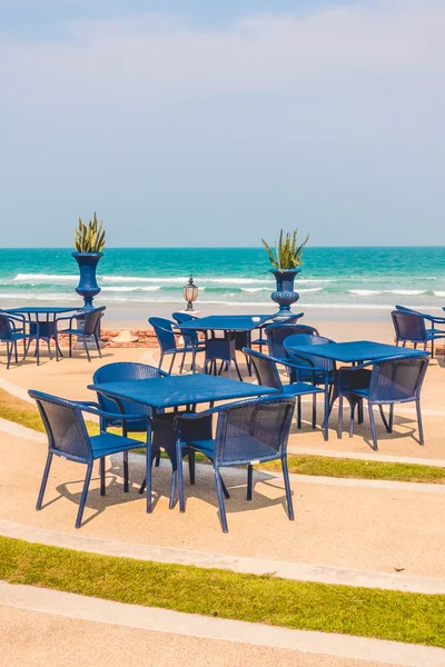 Prázdný stůl a židle pozadí beach a okolí — Stock fotografie