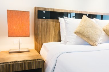 Yatakta güzel lüks yastıklar