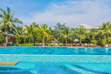 palmiye ağaçları ve Deniz Yüzme Havuzu