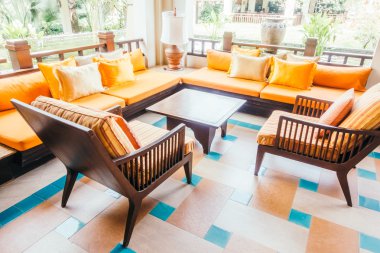 Boş tahta kanepe ve sandalye