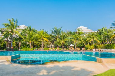 palmiye ağaçları ve Deniz Yüzme Havuzu