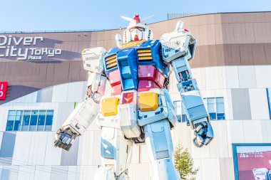 Tokyo, Japonya - Kasım 27,2015: Gundam heykeli modeli Performanc