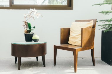 Yastık ile boş ahşap sandalye