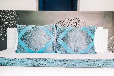 Yatakta güzel lüks yastıklar