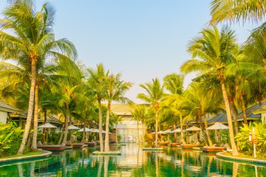 Otel havuzunda yüzme havuzu