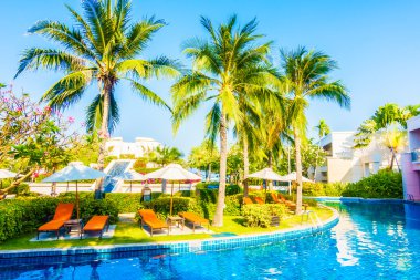 Şemsiyeleri ve sandalyeler Yüzme Havuzu etrafında