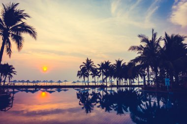 Ve Yüzme Havuzu palmiye ağaçlarının Silhouettes