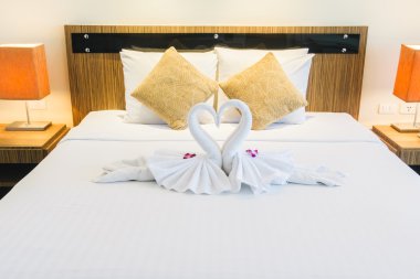 Yatakta güzel lüks yastıklar