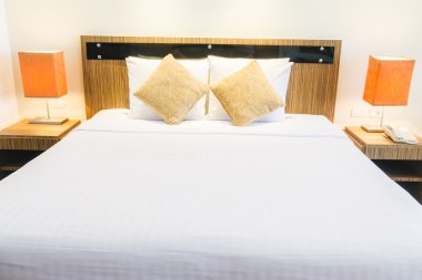 Yatakta güzel lüks yastıklar