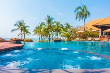 palmiye ağaçları ve Deniz Yüzme Havuzu