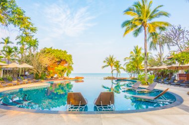 palmiye ağaçları ve Deniz Yüzme Havuzu