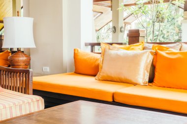 Boş tahta kanepe ve sandalye