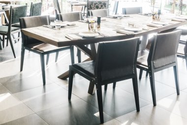 Boş sandalye ve masa Restaurant'ta