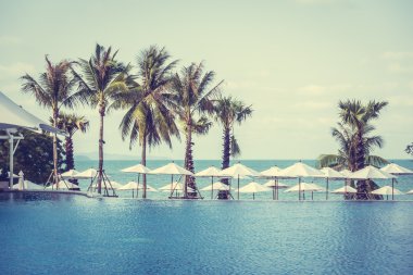 Şemsiyeleri ve sandalyeler Yüzme Havuzu etrafında