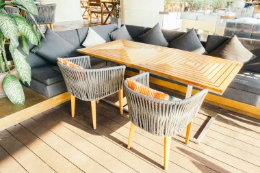 Boş masa ve sandalye