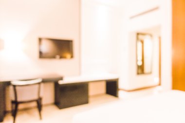 Yatak ve ışık lamba beyaz yastıklar