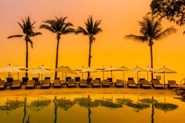 Siluetleri lüks şemsiyeleri ve sandalyeler