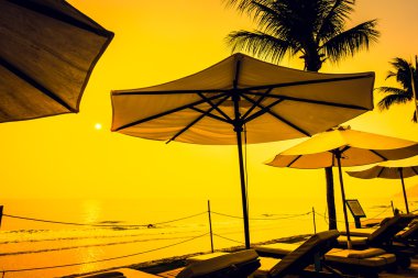 Siluetleri lüks şemsiyeleri ve sandalyeler