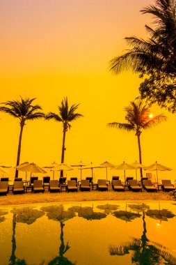 Siluetleri lüks şemsiyeleri ve sandalyeler