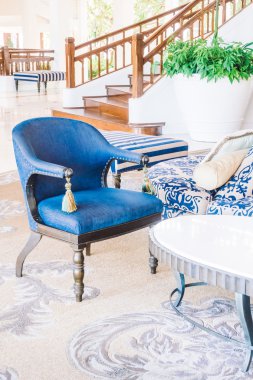 oturma odasında kanepede yastık