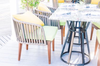 Boş masa ve sandalyeler yemek için ayarlama