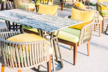 Boş masa ve sandalyeler yemek için ayarlama