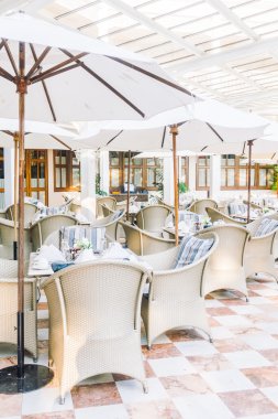 Boş masa ve sandalyeler yemek için ayarlama