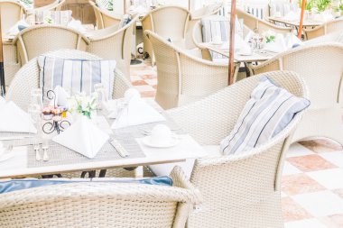 Boş masa ve sandalyeler yemek için ayarlama