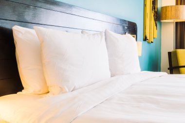 Yatak ve ışık lamba beyaz yastıklar