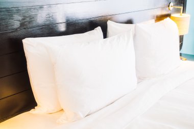 Yatak ve ışık lamba beyaz yastıklar