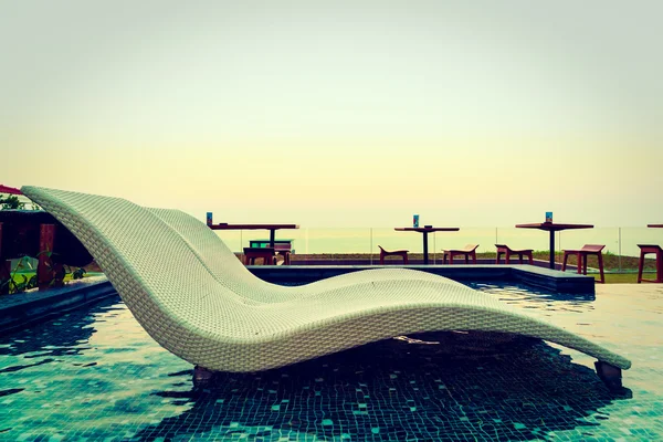 Sombrilla y silla piscina — Foto de Stock