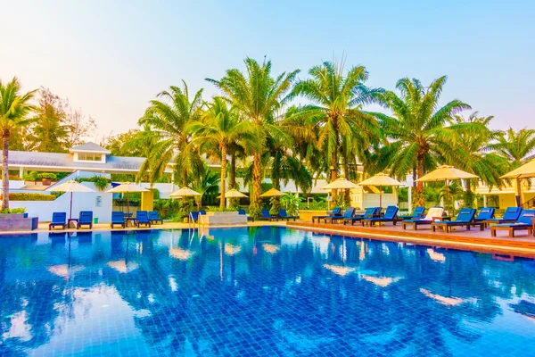 Bella piscina all'aperto di lusso — Foto Stock