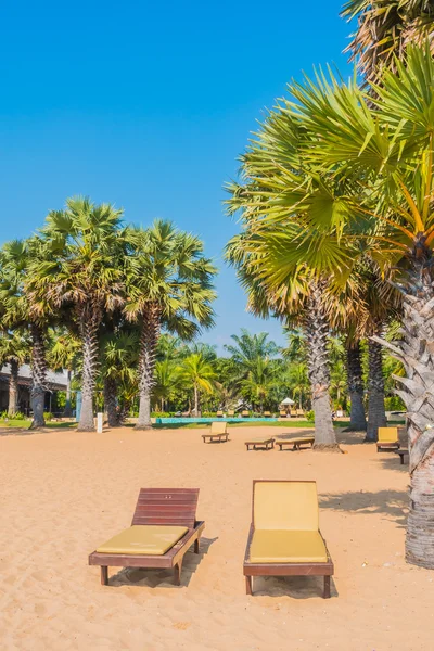 Schöner Strand und Meer mit Palmen — Stockfoto