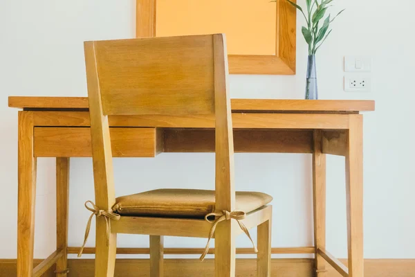 Table et chaise en bois dans le salon — Photo