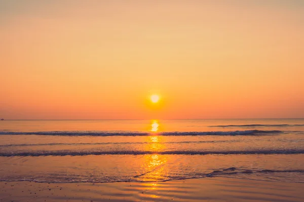 Nascer do sol bonito na praia — Fotografia de Stock