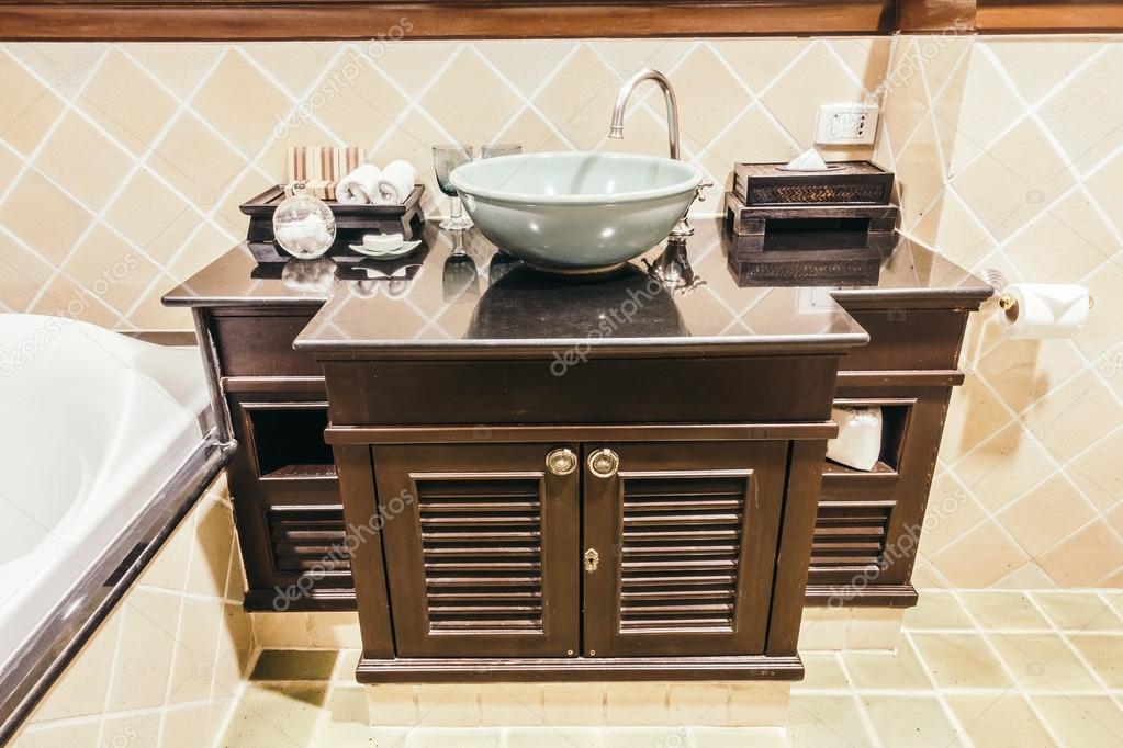 Fregadero de lujo hermoso — Foto de stock © mrsiraphol #105981904