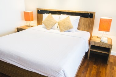 Yatakta güzel lüks yastıklar